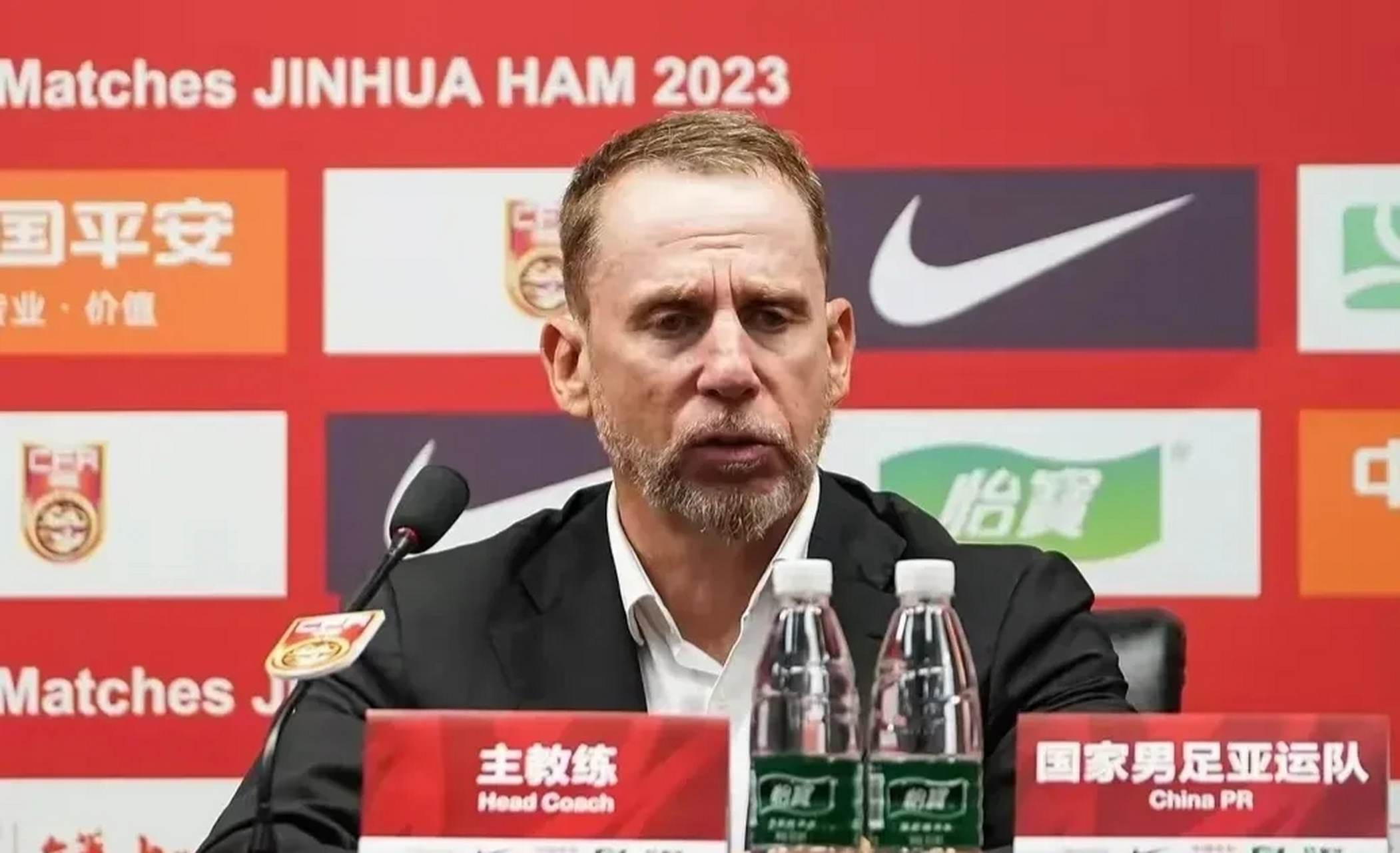 包含久尔杰维奇新策略：打乱分组，尝试攻防新组合，激发国足潜力的词条