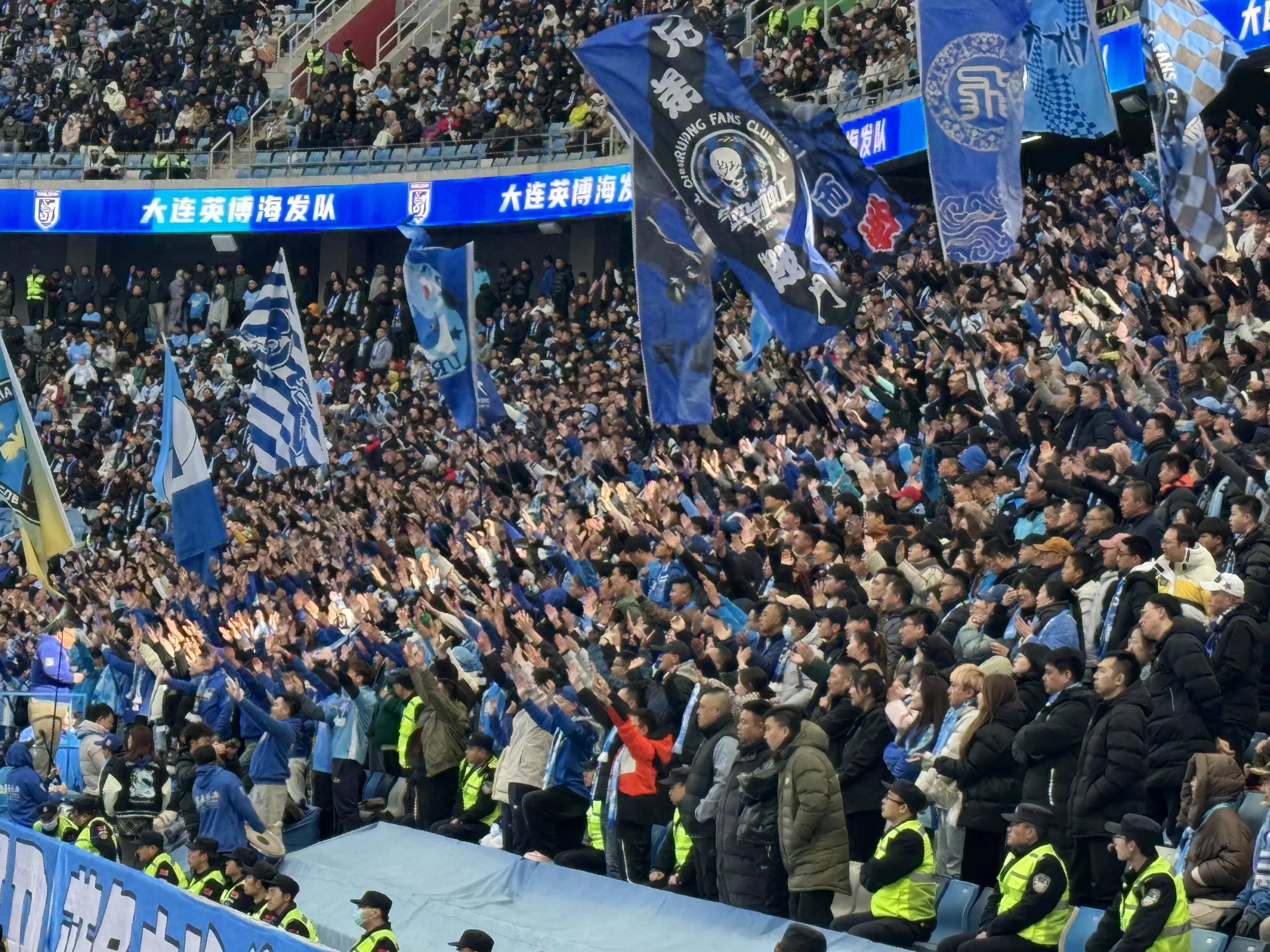 比赛现场火爆异常，球迷们为球队呐喊加油