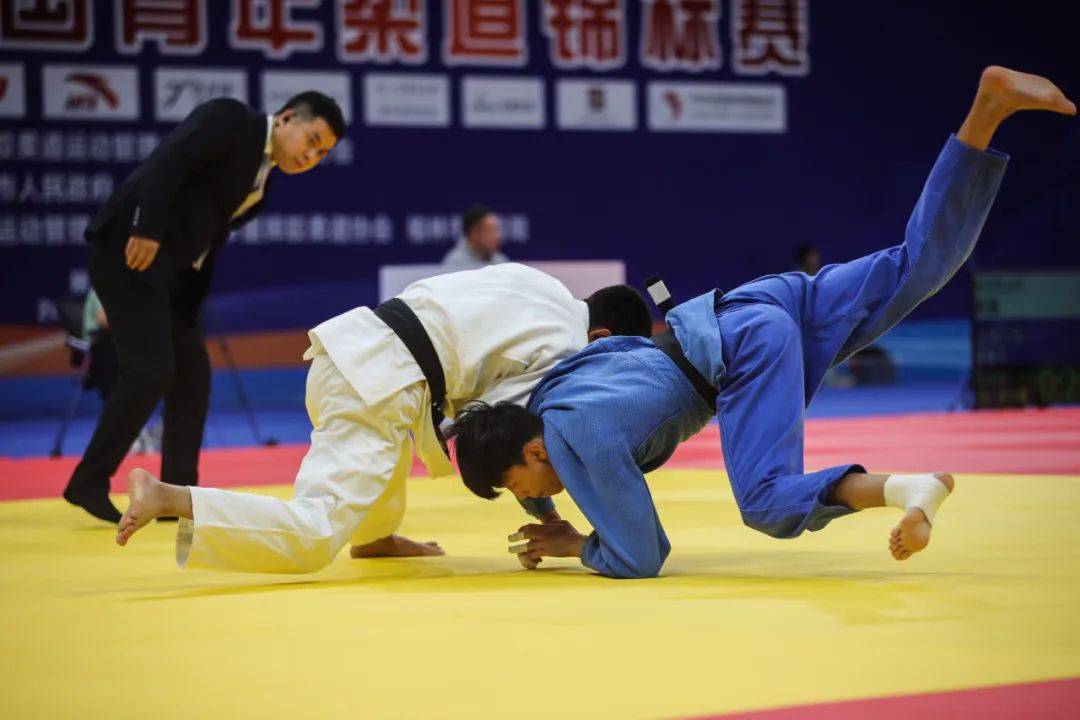 韩国运动员在柔道冠军赛中获胜